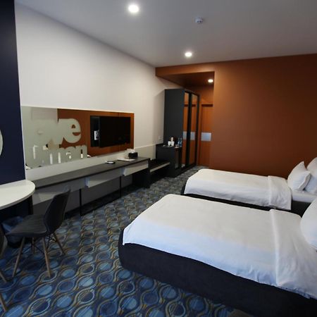 Lomo Hotel Uman Bagian luar foto