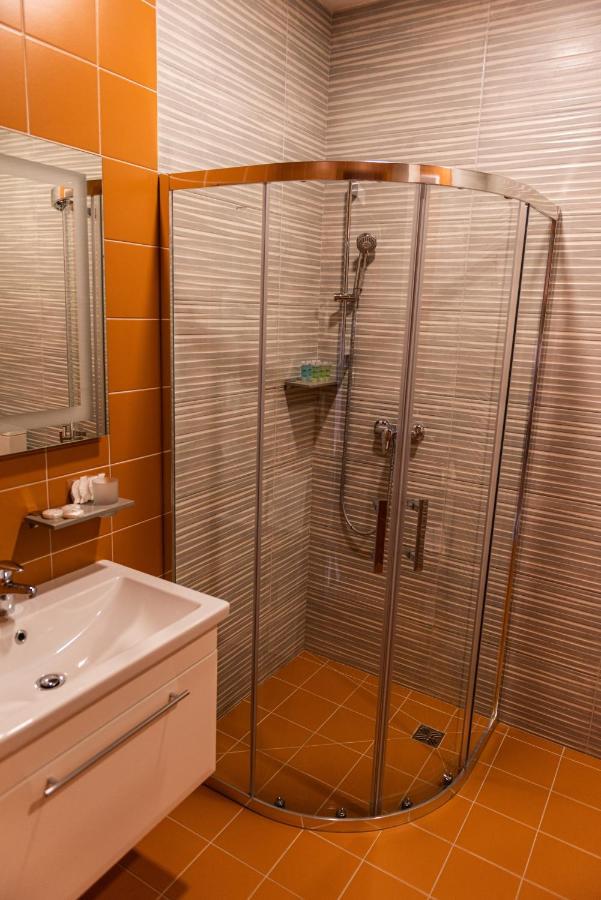 Lomo Hotel Uman Bagian luar foto